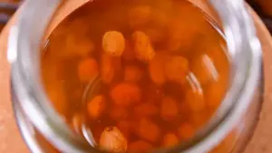 レーズンが軽くなり、数粒が水面に浮かび始める様子