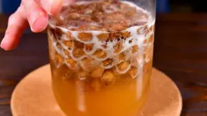 発酵後期には泡がポツポツからブクブクへと激しくなる