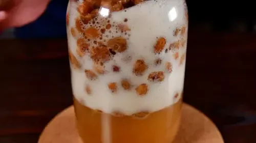 強く発砲した完成が近いレーズン酵母液