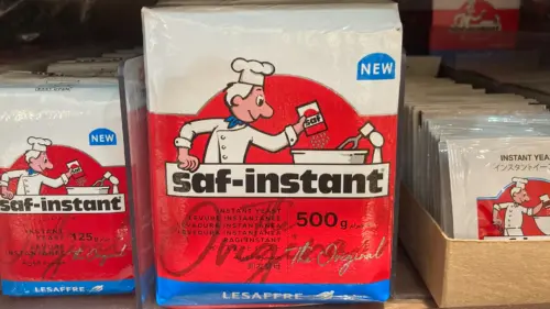 ルサッフル社製のインスタントドライイーストのパッケージ（赤）