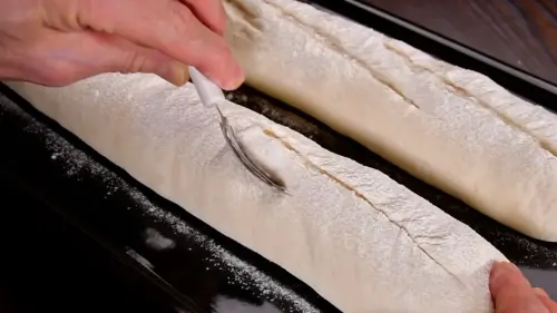 バゲットのクープ入れ：専用ナイフを寝かせて切り込みを入れる角度の解説