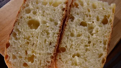 強力粉で作るバゲットの大きな気泡が入ったみずみずしい断面（クラム）