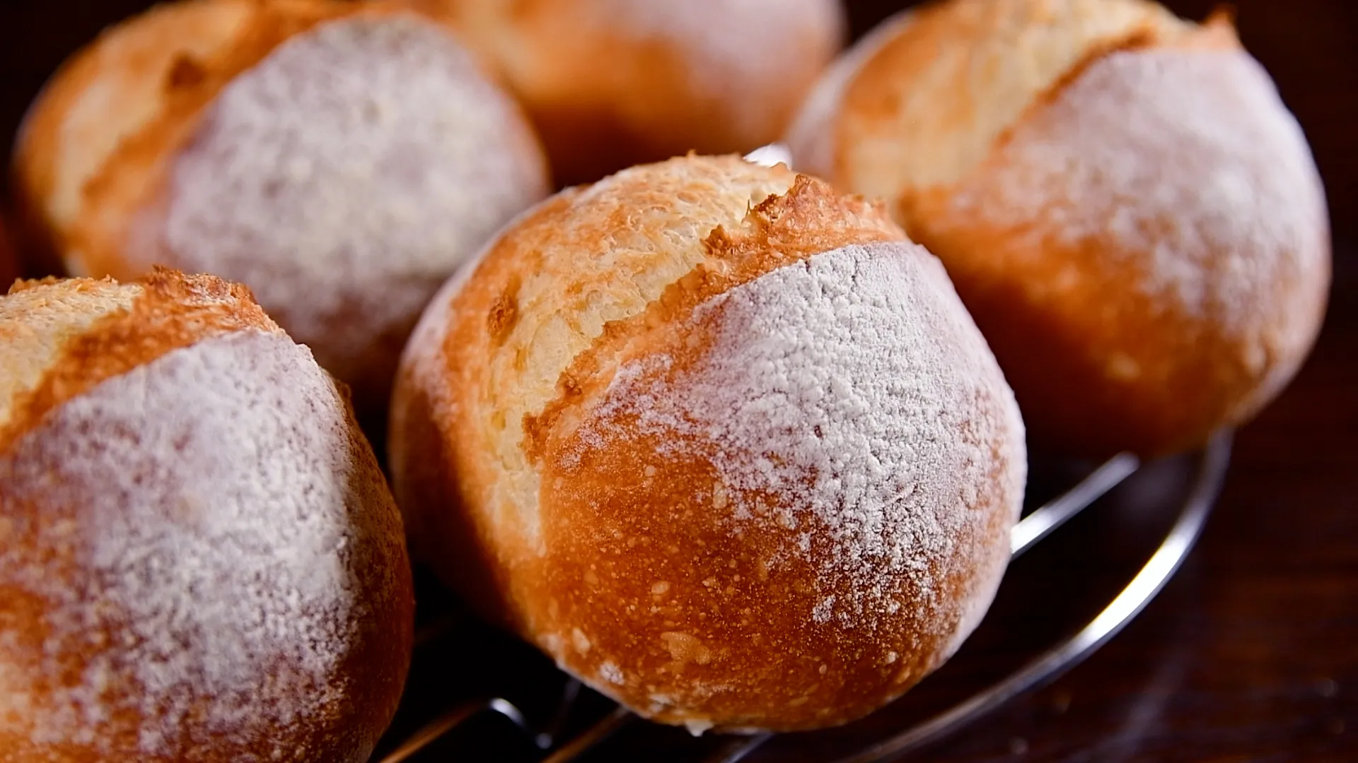 クープがきれいに開いた本格的なプチフランス（ハードパン）