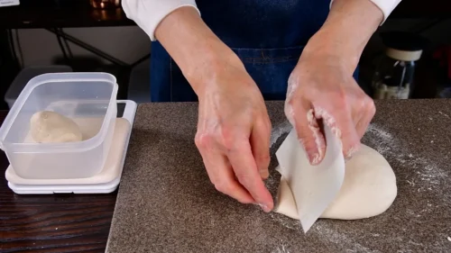 次回用に90gの老めん生地を取り分けて保存容器に入れる