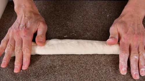 バゲットの成形手順・三つ折りにして棒状に伸ばす
