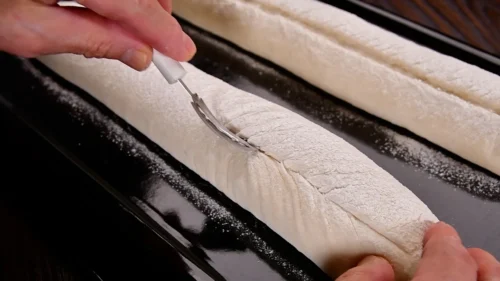 焼成前のバゲット生地にクープナイフで切り込みを入れるコツ