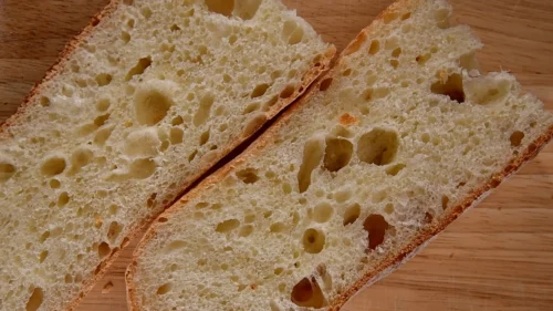 老めん法で作ったバゲットの断面と大きな気泡