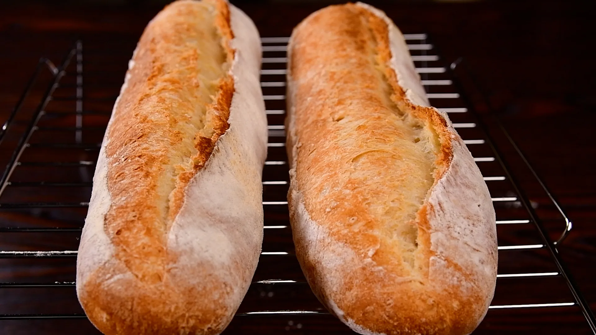 老めん法（パート・フェルメンテ）で焼いたクープの開いたバゲット