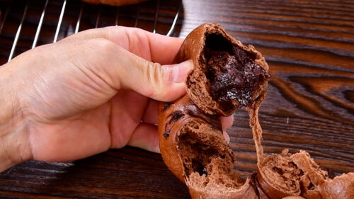 中のチョコレートが見えるチョコレートベーグルの断面